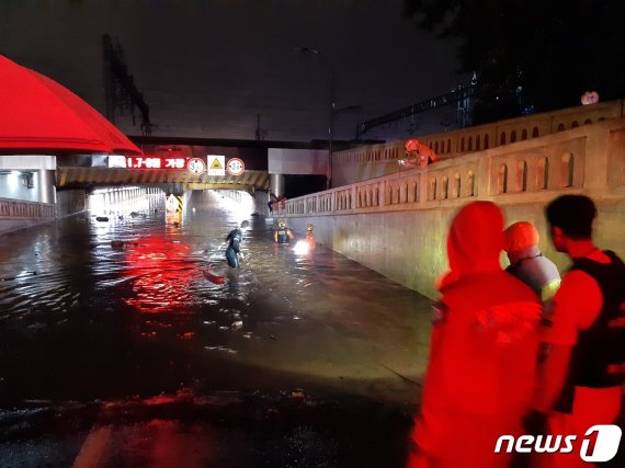 지난 23일 밤부터 부산에 최대 200㎜가 넘는 폭우가 쏟아지면서 부산역 인근 초량 제1지하차도가 물에 잠겼다. 이로 인해 차량 안에 있던 3명이 구조됐으나 숨졌다. 사진은 119 구조대원들이 지하차도 배수작업과 구조작업에 들어간 모습. 부산소방재난본부 제공. 뉴스1