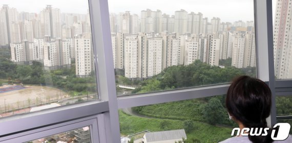 지난달 24일 세종시 밀마루 전망대에서 관계자가 빼곡히 들어선 아파트 숲을 바라보고 있다. /사진=뉴스1