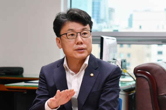 진성준 더불어민주당 의원이 26일 국회의원회관에서 파이낸셜뉴스와 가진 인터뷰에서 주요 현안에 대한 자신의 의견을 밝히고 있다. 사진=서동일 기자