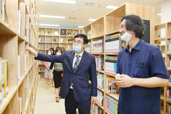 도봉구청사에 있는 행복작은 도서관이 새 단장을 했다. 이동진 도봉구청장(왼쪽)이 24일 둘러보고 있다. 도봉구제공