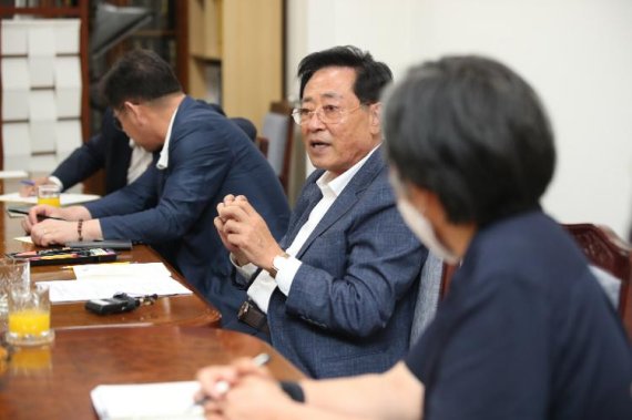 좌남수 제주도의회 의장(가운데)이 24일 지역현안 갈등 해소를 위한 관계단체와 간담회를 갖고 있다. [사진=제주도의회 제공]
