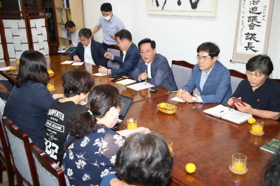 [fn포토] 제주도청 ‘천막촌사람들’과 머리 맞댄 좌남수 의장