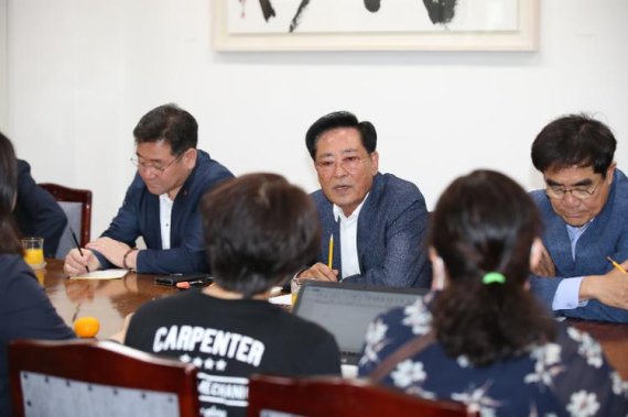 [fn포토] 제주도청 ‘천막촌사람들’과 머리 맞댄 좌남수 의장