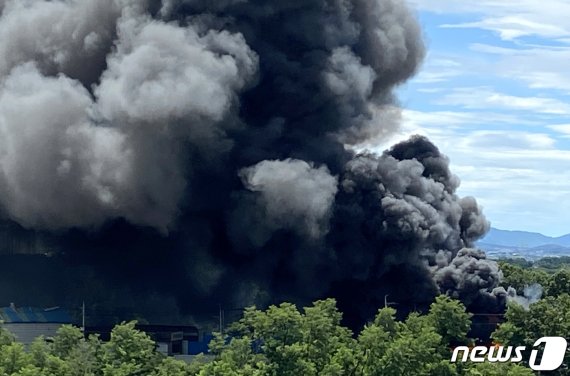 25일 오전 고양시 일산서구 덕이동의 한 폐차장에서 화재가 발생해 검은연기가 하늘로 치솟고 있다. 소방당국은 소방차 20대, 소방관 80여명을 투입해 진화하고 있다.(독자 제공)2020.7.25/뉴스1