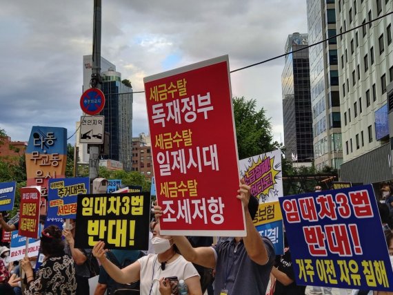 건물주들의 부동산 대책 반대시위가 서울 중심지역에서 매주 일어나며 정부의 부동산 대책에 대한 관심도 덩달아 높아지고 있다.<div id='ad_body2' class='ad_center'></div> fnDB