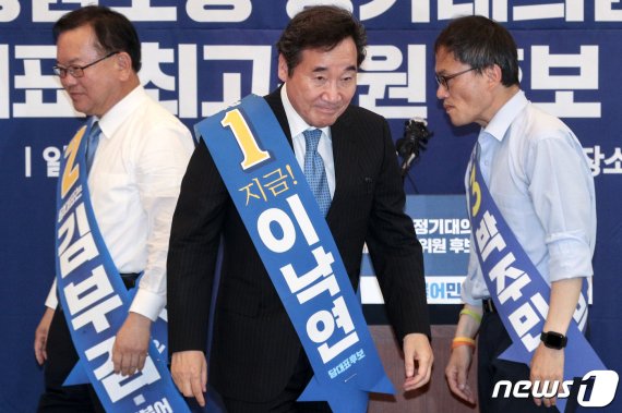 더불어민주당 당대표 선거에 출마한 이낙연, 김부겸, 박주민 후보가 26일 오후 강원도 춘천시 세종호텔에서 열린 합동연설회에 참석하고 있다.