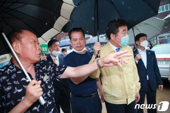 27일 오후 이낙연 더불어민주당 당대표 후보가 부산 해운대구 반송동 폭우 피해 현장을 찾아 주민들의 이야기를 듣고 있다. 2020.7.27 /뉴스1 © News1 박기범 기자