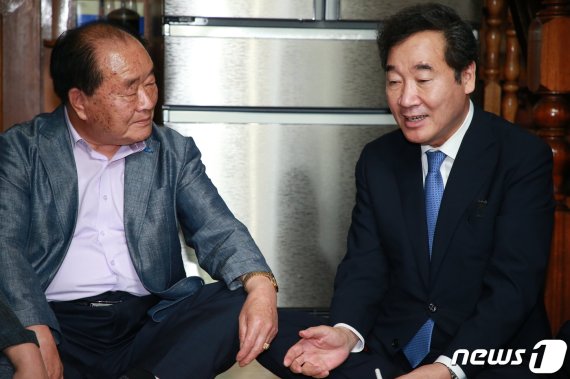 27일 오후 이낙연 더불어민주당 당대표 후보가 부산 해운대구에서 윤경부 민주당 부산시당 고문과 대화를 나누고 있다. 2020.7.27 /뉴스1 © News1 박기범 기자