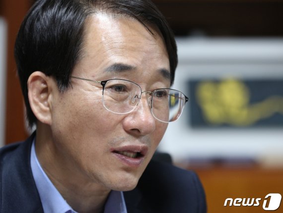 더불어민주당 최고위원 선거에 출마한 이원욱 의원. 뉴스1