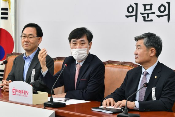 하태경 미래통합당 의원이 28일 국회에서 박지원 국정원장 후보자에 관한 기자회견을 하고 있다. 사진=서동일 기자