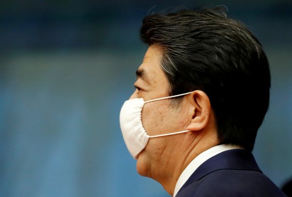 일본 정부가 배포한 천 마스크를 쓴 아베 신조 일본 총리. 로이터 뉴스1