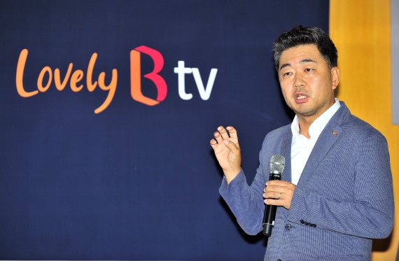 이상범 SK브로드밴드 프로덕트트라이브장이 월정액 서비스 '오션'의 사용자인터페이스와 주요 기술에 대해 설명하고 있다.(SK브로드밴드 제공)