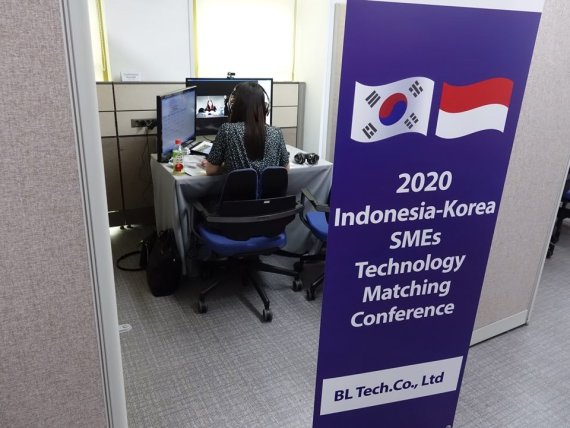 28일 '한-인도네시아 비대면 기술교류 상담회'에 참여한 이노비즈기업 관계자가 화상으로 상담을 진행하고 있다. 이노비즈협회 제공