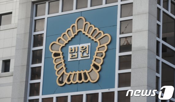 노래방서 여제자 성추행한 교수, 허리와 어깨를..