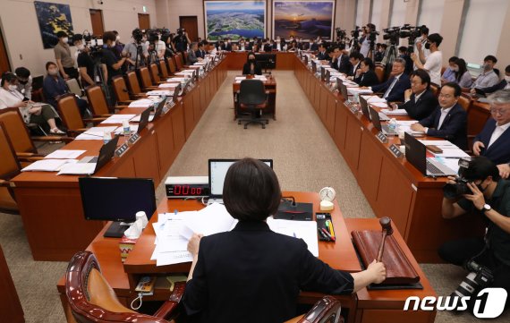 '상임위 독식' 거여, 부동산 법안 의결 강행 '독주'…野 "국회 무력화"