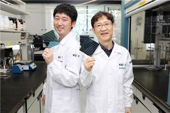 한국화학연구원 에너지소재연구센터 송창은(왼쪽) 박사와 신원석 박사가 새로 개발한 광활성 신소재가 적용된 유기태양전지를 들어 보이고 있다. 화학연구원 제공