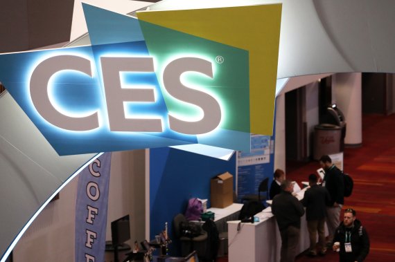 매년 1월 초 미국 라스베이거스에서 열리는 세계 최대 가전박람회인 CES가 내년에 처음으로 온라인으로 개최된다. 지난 1월 라스베이거스에서 열린 'CES 2020' 개막을 앞두고 컨벤션센터에서 행사 관계자들이 업무를 보고 있다. 뉴스1