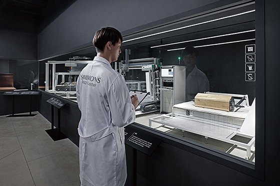 경기도 이천시 모가면에 위치한 시몬스 팩토리움의 수면연구 R&D센터 모습. 이 곳에선 41가지 종류의 테스트 기기를 활용해 품질 유지에 힘쓰고 있다.