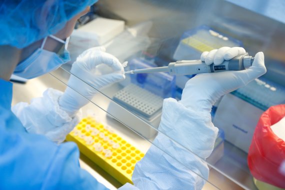 지난 6월11일(현지시간) 러시아 상페테르부르크에 위치한 바이오카드의 연구소에서 한 과학자가 백신 작업을 하고 있다.로이터뉴스1