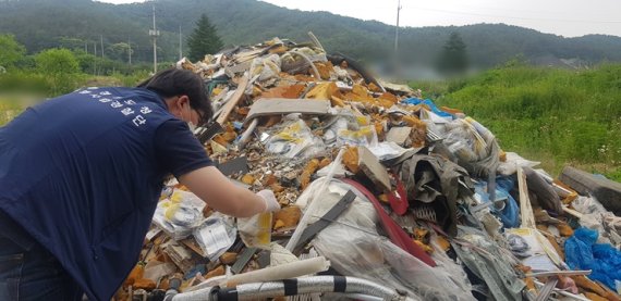 경기도, 2800t '쓰레기산’ 불법 폐기물처리업자 '무더기 적발'