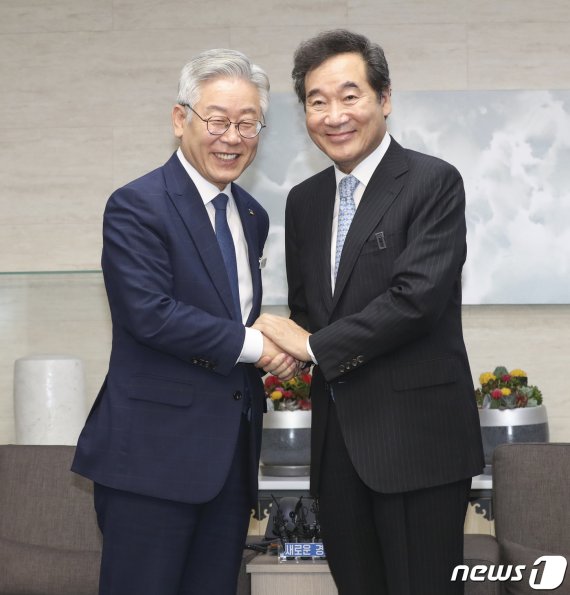 이낙연 더불어민주당 당대표 후보(오른쪽)가 30일 오전 경기도 수원시 팔달구 경기도청에서 이재명 경기도지사와 인사를 나누고 있다. 2020.7.30/뉴스1 © News1 조태형 기자