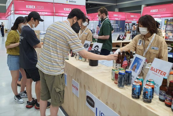 30일 서울시 강남대로 aT센터에서 열린 대한민국 맥주산업 박람회(KIBEX) 2020 참가자들이 미국 수제맥주 부스를 살펴보고 있다. 사진=조지민 기자