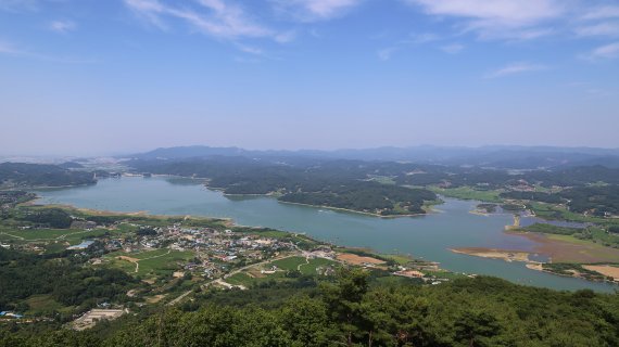 봉수산 정상에서 바라본 예당호