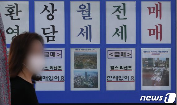 계약갱신청구권제와 전월세상한제를 도입하는 '주택임대차보호법' 개정안이 국회 본회의를 통과한 30일 서울 송파구 한 부동산중개업소에 '전세와 월세 상담' 문구가 붙어 있다. © News1 송원영 기자