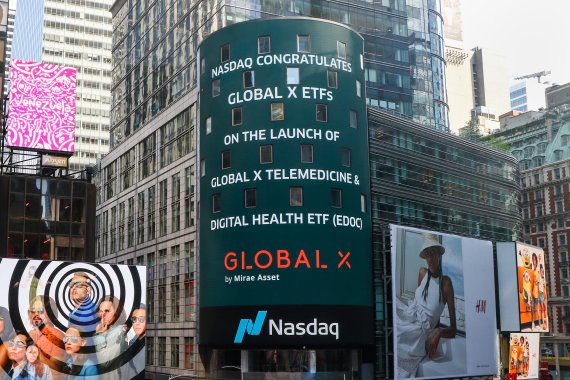 사진설명: 미국 뉴욕 타임스퀘어에 위치한 나스닥 마켓사이트(NASDAQ MarketSite)에 표시된 Global X EDOC ETF
