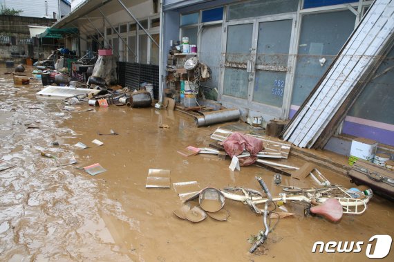 30일 오후 대전 서구 정림동 한 아파트가 침수돼 물이 빠진 뒤 처참한 모습을 보이고 있다. 뉴스1.