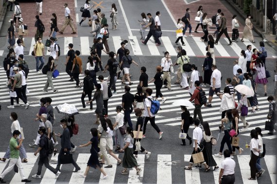 지난달 31일 도쿄 시부야 거리. 8월 1일까지 사흘 연속으로 도쿄의 코로나 확진자는 최대치를 경신했다. AP뉴시스