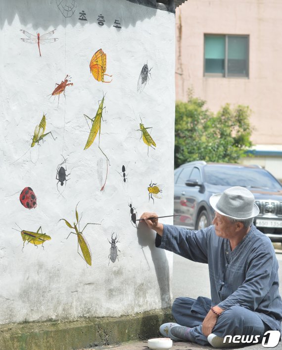 초충도(草蟲圖) 명인 이철우 화백이 31일 오후 경북 포항시 북구 용흥동 주택가 벽에 풀벌레를 소재로 한 작품을 그리고 있다. 2020.7.31/뉴스1 © News1 최창호 기자© 뉴스1