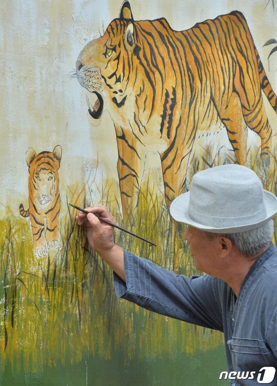 초충도(草蟲圖) 명인 이철우 화백이 31일 오후 경북 포항시 북구 용흥동 주택가 벽에 호랑이 가족 벽화를 그리고 있다. 2020.7.31/뉴스1 © News1 최창호 기자