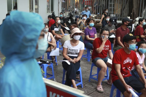 코로나19 검사를 받기 위해 대기하고 있는 하노이 시민들. 뉴시스AP