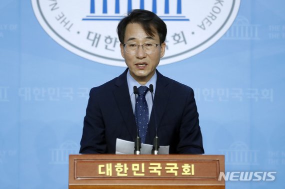 이원욱 더불어민주당 의원이 19일 서울 여의도 국회 소통관에서 최고위원 출마 선언 기자회견을 하고 있다.