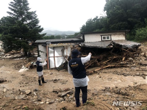 [서울=뉴시스] 이영환 기자 = 산림·토목·지질 등 각 분야 전문가들로 구성된 산사태원인조사단이 2일 경기 안성시 일죽면 화봉리 일대와 죽산면 장원리 일대에서 드론과 GPS를 이용해 피해 규모 파악 및 산사태 발생 원인을 분석하고 있다.(사진=산림청 제공) 2020.08.02. photo@newsis.com /사진=뉴시스