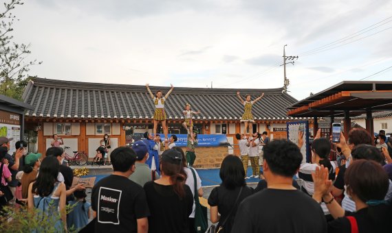 '인피니티 플라잉' 공연단이 7월31일 경주 황리단길(황남동 일원)에서 선보인 버스킹 공연에서 관광객의 박수를 받고 있다. 사진=문화엑스포 제공