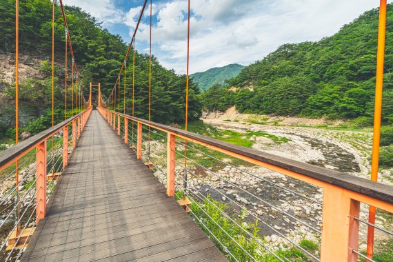 한적한 계곡 따라 유유자적 걷는 길