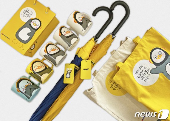 동서발전에서 EBS와 라이선싱 계약을 통해 제작 중인 펭수굿즈(좌측부터 쇼핑백, 머그컵, 우산, 에코백)© 뉴스1