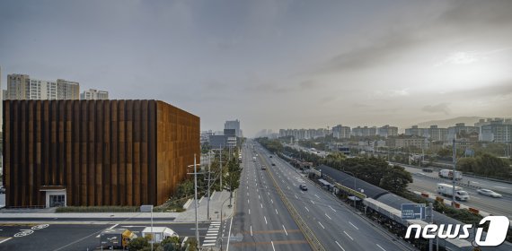 제네시스 브랜드가 오는 30일 차량 구매 상담을 비롯해 제네시스 전 차종의 다양한 모델을 직접 보고 시승할 수 있는 ‘제네시스 수지'를 경기도 용인시 수지구에 개관한다. (사진작가 최경모 제공) 2020.7.29/뉴스1