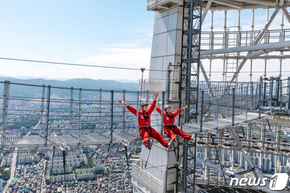 서울 송파구 롯데월드타워 전망대 서울스카이가 24일 액티비티 ‘스카이브릿지 투어’를 선보였다.(서울스카이 제공) /뉴스1