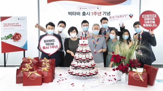 길리어드 사이언스 코리아는 지난달 30일 최신 HIV 치료제 ‘빅타비(빅테그라비르 50mg, 엠트리시타빈 200mg, 테노포비르 알라페나미드 25mg 정)’ 국내 출시 1주년을 기념하는 사내행사를 진행했다고 3일 밝혔다. 길리어드 제공.