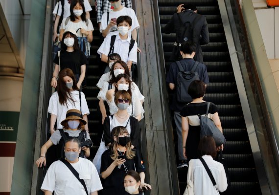 "지도력無" 80%육박...日아베, 정치인생 최대 '고비'