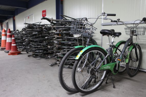 파손이 심해 수리가 불가능해 적치된 안산시 페달로. 사진제공=안산도시공사