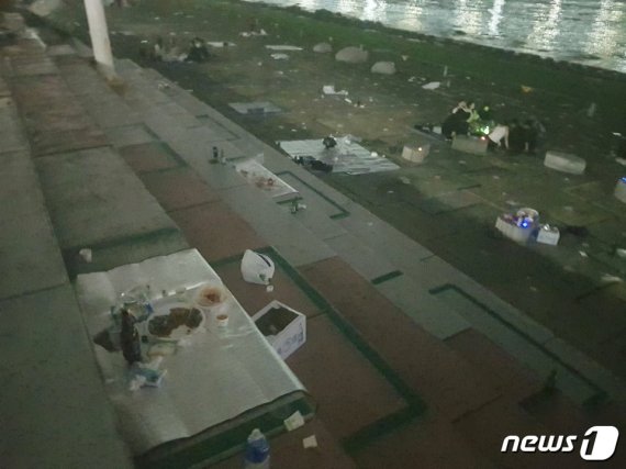 자정 이후 출입을 통제하고 있는 부산 '핫플레이스' 수영구 민락수변공원이 월담과 쓰레기를 방치하는 등 일부 비양심적인 방문객들로 인해 몸살을 앓고 있다.2020.08.02/뉴스1 © News1 이유진 기자