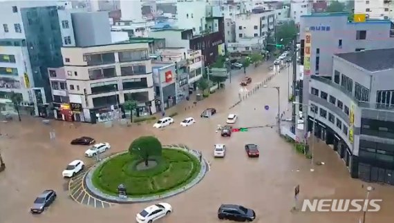 지난 3일 오전 충남 천안과 아산지역에 호우경보가 발령된 가운데 이날 오후 아산시 온천대로 온양관광호텔 사거리 도로가 침수됐다. 뉴시스 제공