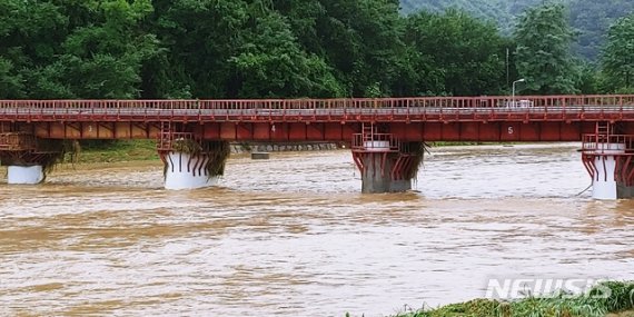 [연천=뉴시스] 이호진 기자 = 3일 새벽 범람 직전까지 갔던 연천군 신서면 차탄천 철교에 떠내려온 나뭇가지들이 걸려 있다. 2020.08.03. asake@newsis.com