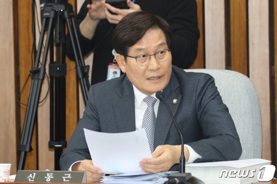 신동근 더불어민주당 의원 2020.1.7/뉴스1 © News1 임세영 기자