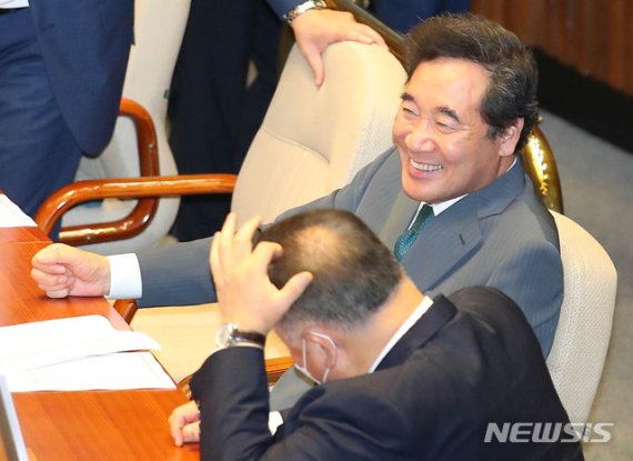 이낙연 더불어민주당 의원이 4일 서울 여의도 국회에서 열린 본회의에 참석해 밝게 웃고 있다.