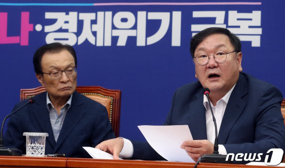 더불어민주당 김태년 원내대표(오른쪽)가 5일 국회에서 열린 당 최고위원회의에서 모두발언을 하고 있다.